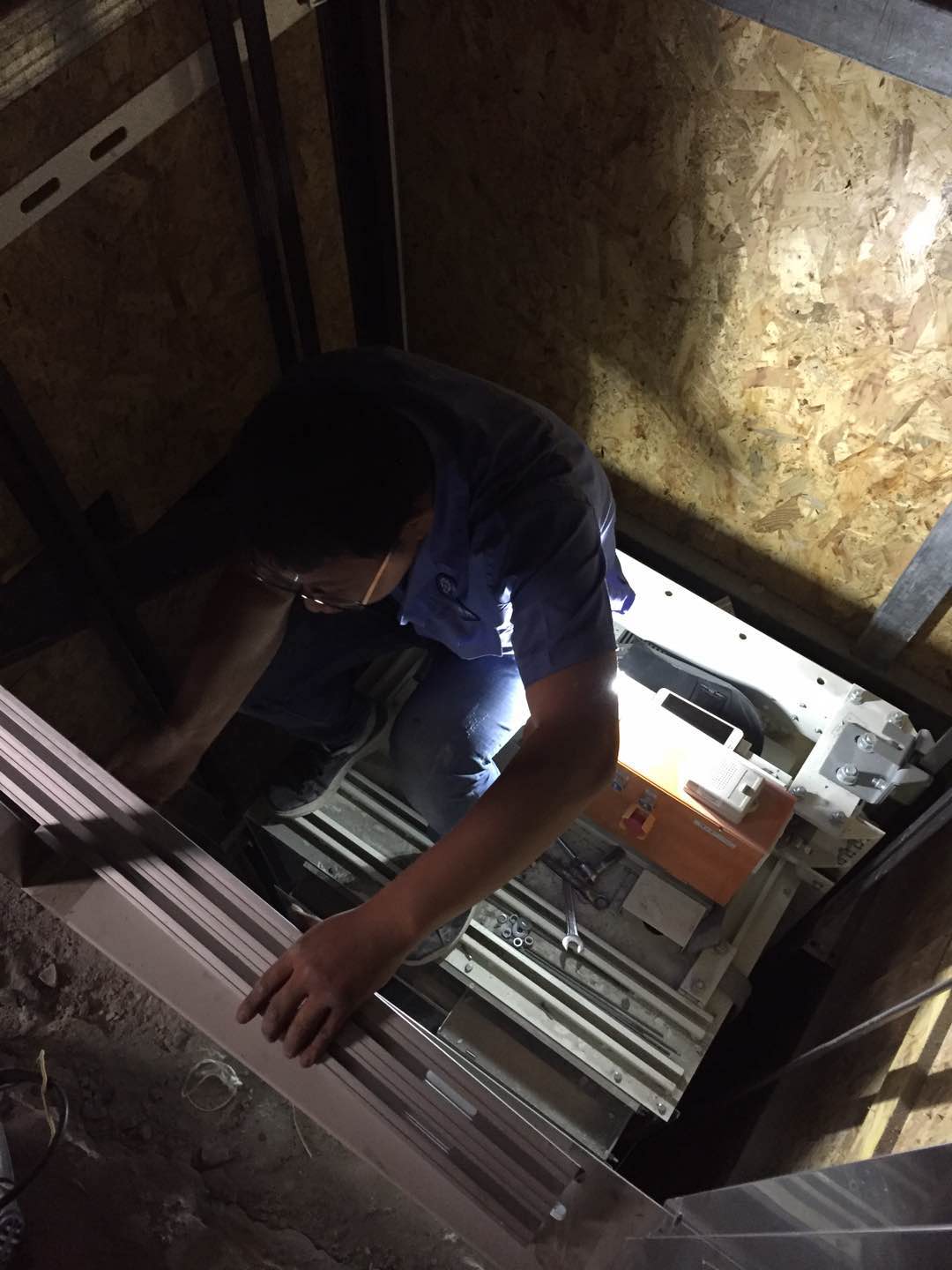 不一樣的安裝；
電梯安裝何等重要，直接決定電梯的性能；
萬安佳居您的不二選擇。 萬安佳居電梯