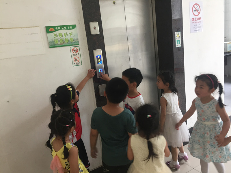 成都電梯,四川電梯,成都別墅電梯,成都家用電梯,四川別墅電梯,平臺(tái)電梯，成都平臺(tái)電梯，四川平臺(tái)電梯，四川家用電梯,成都萬安佳居電梯有限公司 我們應(yīng)該怎樣正確引導(dǎo)孩子安全坐電梯 | 成都別墅電梯